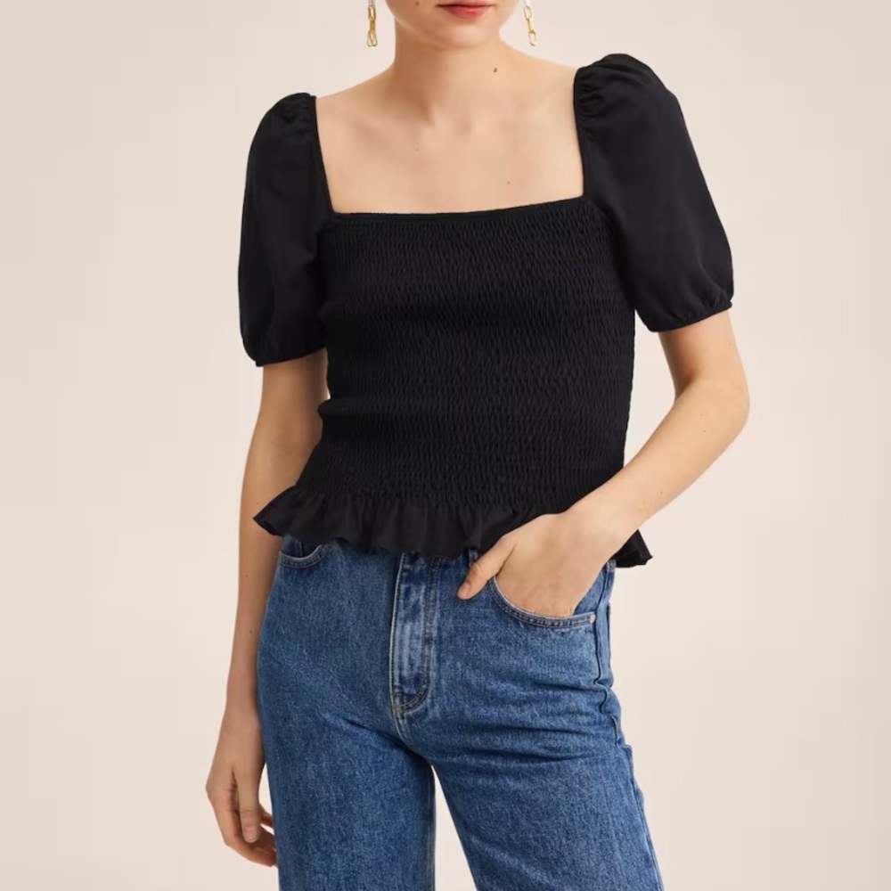 NWT. Cotton t-shirt with puffed sleeves. Black.